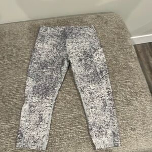 Lululemon size 10 capris